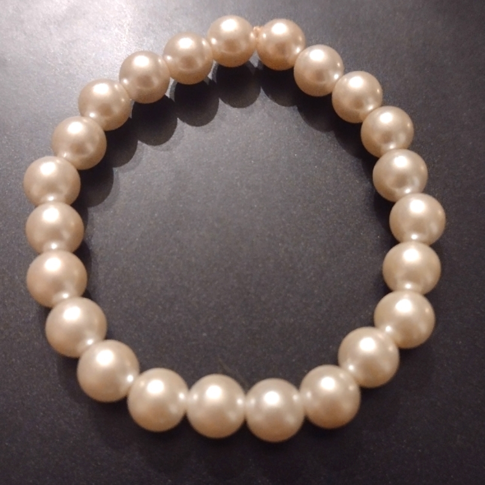 Vintage Medium Sized Cream Tone Faux Pearl Women's Stretch Bracelet
